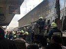 Poár na nádraí v Káhie. Po nárazu vlaku do ocelové bariéry explodovala...