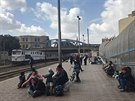 Lidé sedí na platform nádraí v Káhie, kde byl ásten peruený provoz po...