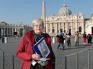 Oběti sexuálního zneužívání ze strany kněžích římskokatolické církve pózují se...