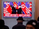 Lidé sledují schzku amerického prezidenta Donalda Trumpa a severokorejského...
