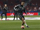 Cristiano Ronaldo z Juventusu pi rozcvice ped zápasem proti Atlétiku Madrid.