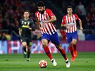 Diego Costa (Atlético) spchá smrem k brán Juventusu v utkání Ligy mistr.