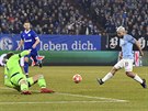 Sergio Agüero z Manchesteru City bhem gólové stely do sít Schalke.