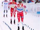Norský bec na lyích Johannes Hoesflot Klaebo (v popedí) na trati závodu...