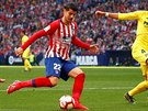 Álvaro Morata z Atlética Madrid (vlevo) se chystá odcentrovat pes Ramira...