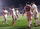 Fotbalisté Realu Madrid slaví branku v zápase proti Levante.