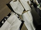 Ze schránky technik vytáhl a rozloil zhruba dvacet listin. Mezi nimi byly...
