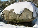 Obtní kámen s náznakem skalní mísy pod snhovou epicí