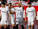Fotbalisté Sevilly se radují z gólu proti Barcelon. Trefil se Gabriel Mercado.
