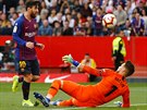 Barcelonská hvzda Lionel Messi pekonává eského brankáe Tomáe Vaclíka v...