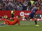 Tomá Vaclík, branká Sevilly, inkasuje gól od Lionela Messiho.