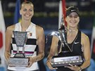 PORAENÁ A VÍTZKA. Petra Kvitová (vlevo) ve finále turnaje v Dubaji nestaila...