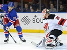 Corey Schneider, branká New Jersey, zasahuje v utkání proti New Yorku Rangers.