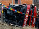 Vyetovatelé zkoumají místo nehody autobusu, který havaroval nedaleko Skopje v...