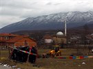 Vyetovatelé zkoumají místo nehody autobusu, který havaroval nedaleko Skopje v...