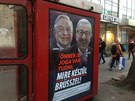 Telefonní budka na budapešťské ulici Váci s plakátem zobrazujícím amerického...