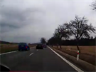 Modrému vozu Škoda Fabia vjel do cesty při předjíždění černý Superb