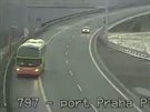 Kamera zachytila, jak se autobus chyst otoit