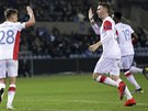 HIGH FIVE. Slávistití fotbalisté se radují ze skvlého výkonu v utkání proti...