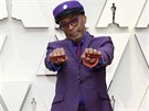 Reisér Spike Lee si pro oscarový veer vybral fialový oblek a zlaté tenistky....