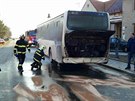 Hasi�i likviduj� po��r autobusu ve Vacenovic�ch na Hodon�nsku. (22. �nora 2019)