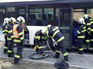 Hasi�i likviduj� po��r autobusu ve Vacenovic�ch na Hodon�nsku. (22. �nora 2019)