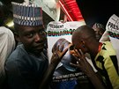 Fanouci prezidenta Muhammada Buhariho oslavují výsledek voleb poté, co obhájil...