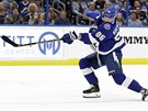 Nikita Kuerov z Tampa Bay Lightning pálí na branku Buffala.