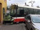 V praskm Branku autobus natlail zaparkovan auto na ze domu (22.2.2019)