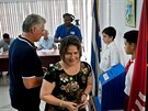 Kubánci volí bhem referenda o nové ústav, na snímku vhazuje svj hlas...