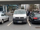 Autu parkujícímu na krátkodobém parkoviti u letit Václava Havla v Praze...