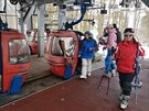 Kabinkov� lanovka v Mari�nsk�ch L�zn�ch, cestuj�c� vystupuj� v horn�