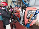 Kabinkov� lanovka v Mari�nsk�ch L�zn�ch, n�stup v doln� stanici