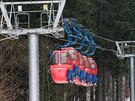 Kabinkov� lanovka v Mari�nsk�ch L�zn�ch, p�tice pr�zdn�ch kabinek se bl�� k...