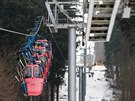 Kabinkov� lanovka v Mari�nsk�ch L�zn�ch, p�tice kabinek s cestuj�c�mi pr�v�...