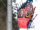 Kabinkov� lanovka v Mari�nsk�ch L�zn�ch, p�tice kabinek se bl�� k horn� stanici
