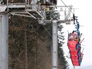 Kabinkov� lanovka v Mari�nsk�ch L�zn�ch, p�tice kabinek se bl�� k horn� stanici
