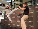 Zápasník MMA Thiago Santos pedvedl caopeiru, kdy se ukázal v Praze na...