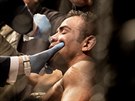 Brazilský zápasník MMA Michel Prazeres je v péi svého týmu pi galaveeru UFC...