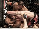 Brazilský zápasník MMA Michel Prazeres (nahoe) zápasí s Ismailem Naurdievem z...