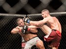 Brazilský zápasník MMA Michel Prazeres (vlevo) zápasí s Ismailem Naurdievem z...