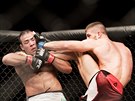 Brazilský zápasník MMA Michel Prazeres (vlevo) zápasí s Ismailem Naurdievem z...