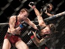 Zápasnice MMA Lucie Pudilová (vlevo) bojuje s Ameriankou Liz Carmoucheovou na...