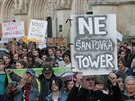 Zhruba tyi stovky lidí protestovaly 22. íjna 2013 v Olomouci proti plánu na...