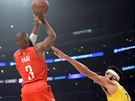 Chris Paul z Houstonu stílí na ko LA Lakers pes JaValeho McGee.