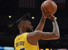 Reggie Bullock z LA Lakers stílí na ko Houstonu.