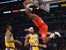 Kenneth Faried z Houstonu zasmeoval do koe LA Lakers, vlevo Reggie Bullock,...