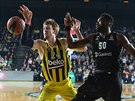 Jan Veselý (vlevo) z Fenerbahce Istanbul a Michael Eric z Darüssafaky Istanbul...