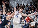 eský basketbalista Vít Krejí (vpravo) pod tlakem Alexandreho Chassanga z...