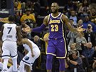 LeBron James (23) z LA Lakers je frustrovaný vývojem zápasu s Memphisem.